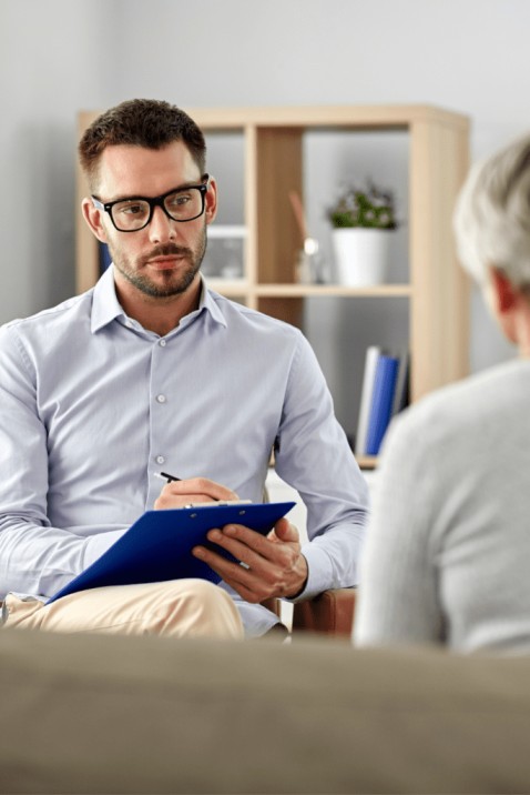 A therapist speaking with a client during a session at Dignity Health.
